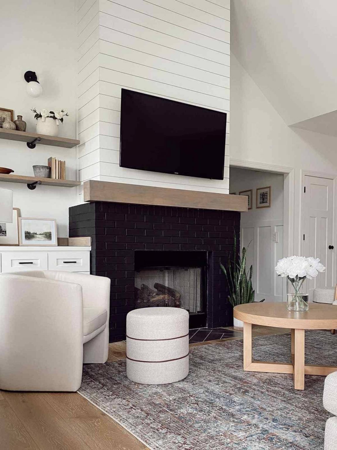 46 Gorgeous Farmhouse Shiplap Fireplace Ideas - Restore Decor & More