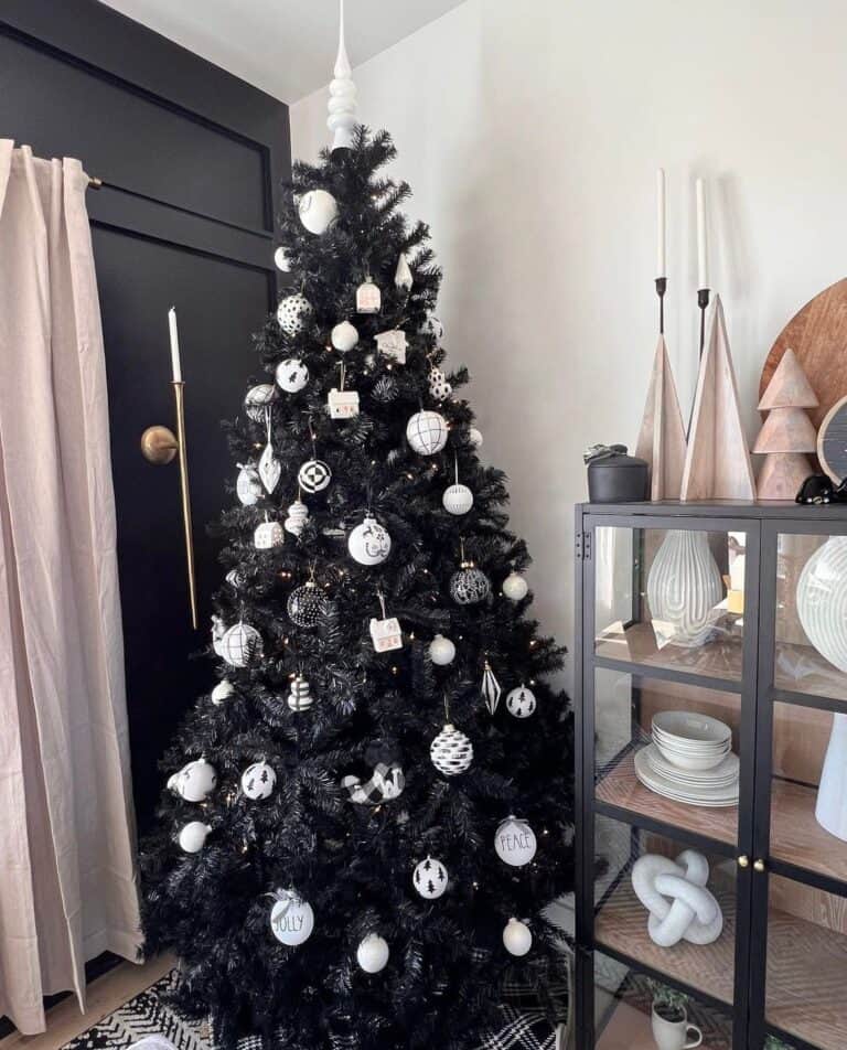 10 Beautiful Black Christmas Tree Decoration Ideas