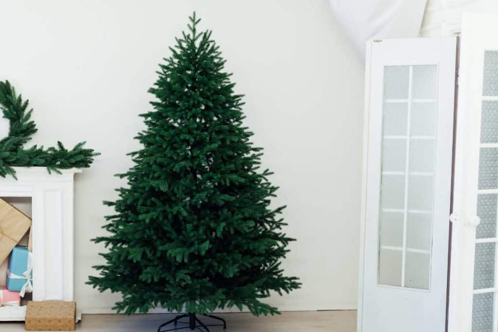 How to Fluff a Christmas Tree Quick and Easy Steps Restore Decor & More