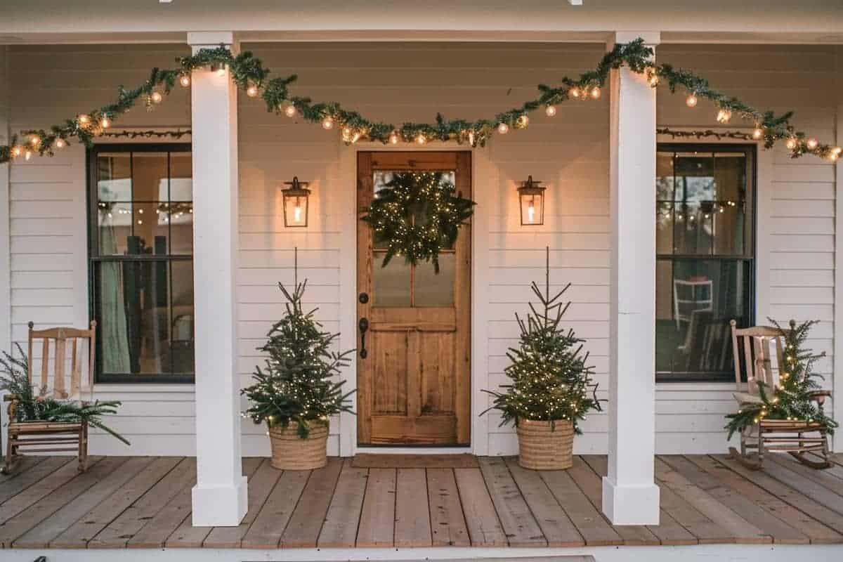 40+ Farmhouse Christmas Porches to Sleigh Your Holiday Style! - Restore ...