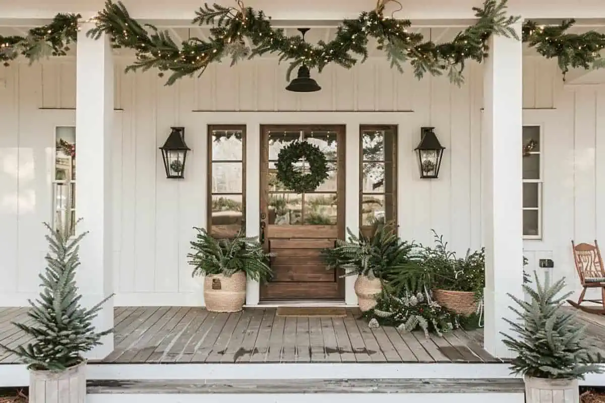 40+ Farmhouse Christmas Porches to Sleigh Your Holiday Style! - Restore ...