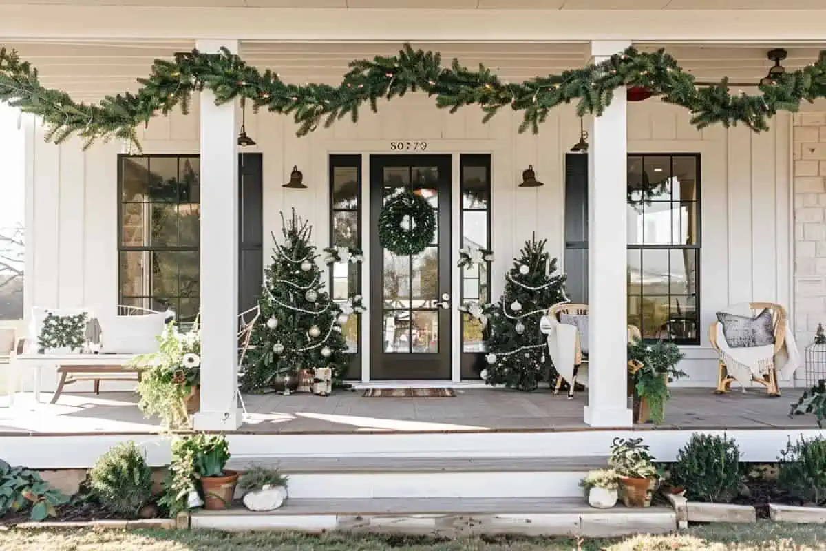 40+ Farmhouse Christmas Porches to Sleigh Your Holiday Style! - Restore ...