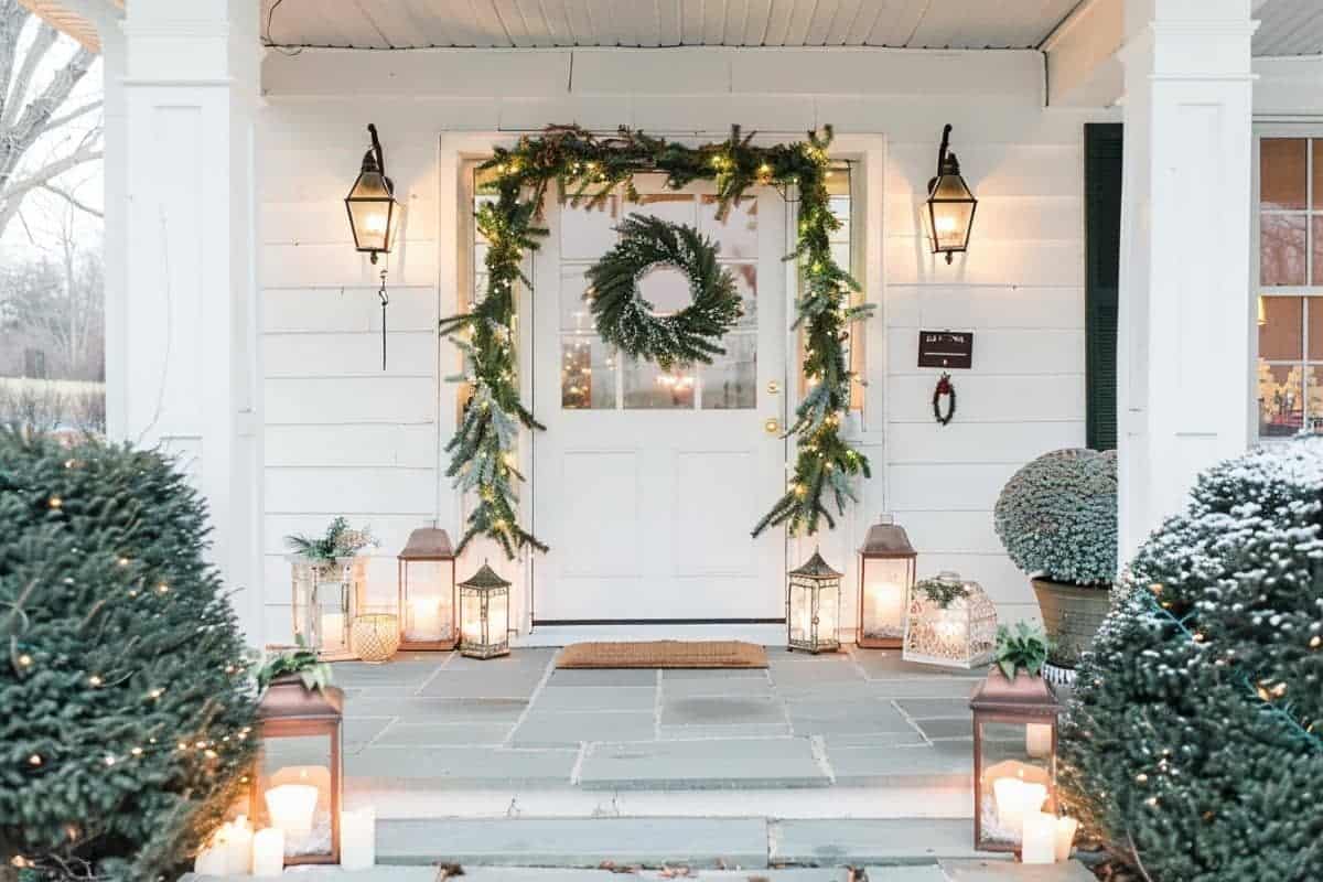 40+ Farmhouse Christmas Porches to Sleigh Your Holiday Style! - Restore ...