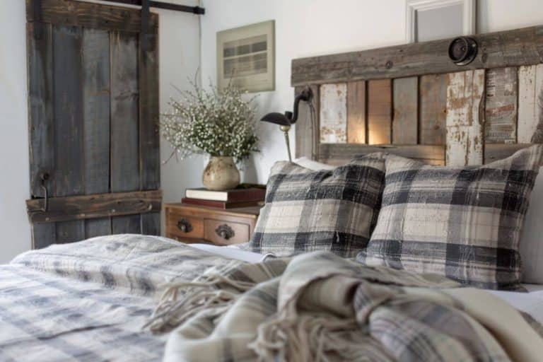 25 Rustic Farmhouse Bedrooms You'll Want to Cozy Up In! - Restore Decor ...