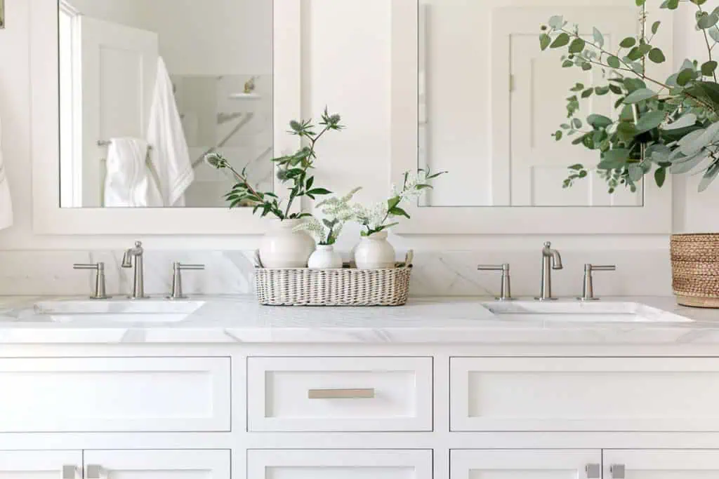 22 Stunning Modern Farmhouse Bathrooms to Inspire Your Refresh ...